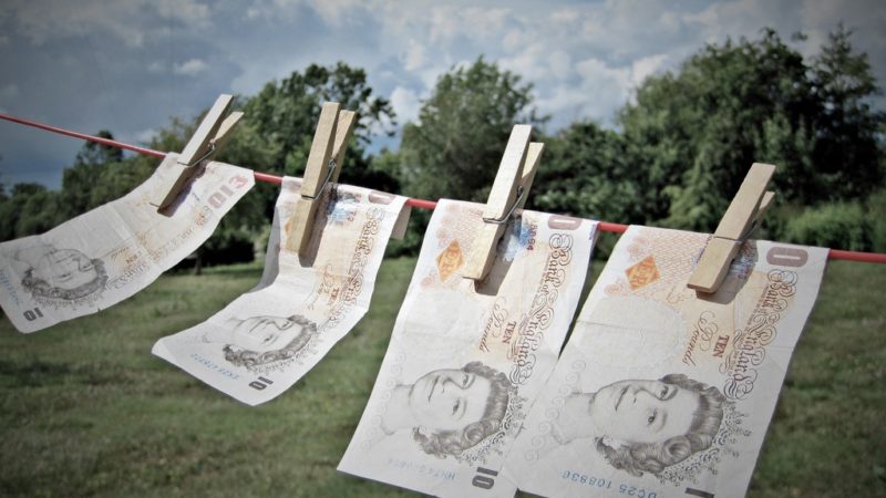 £10 notes pegged to a washing line