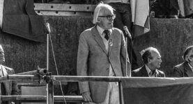 Michael Foot on campaign for Chilean solidarity - credit GillFoto