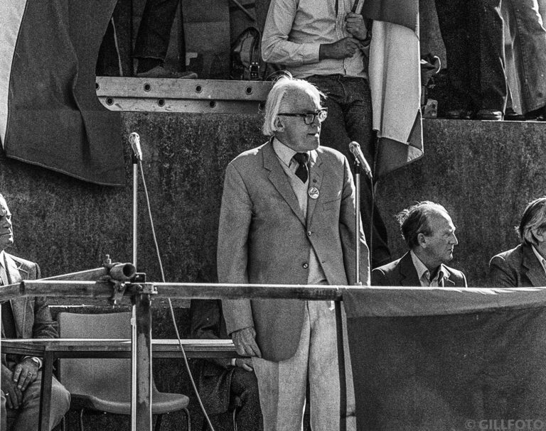Michael Foot on campaign for Chilean solidarity - credit GillFoto