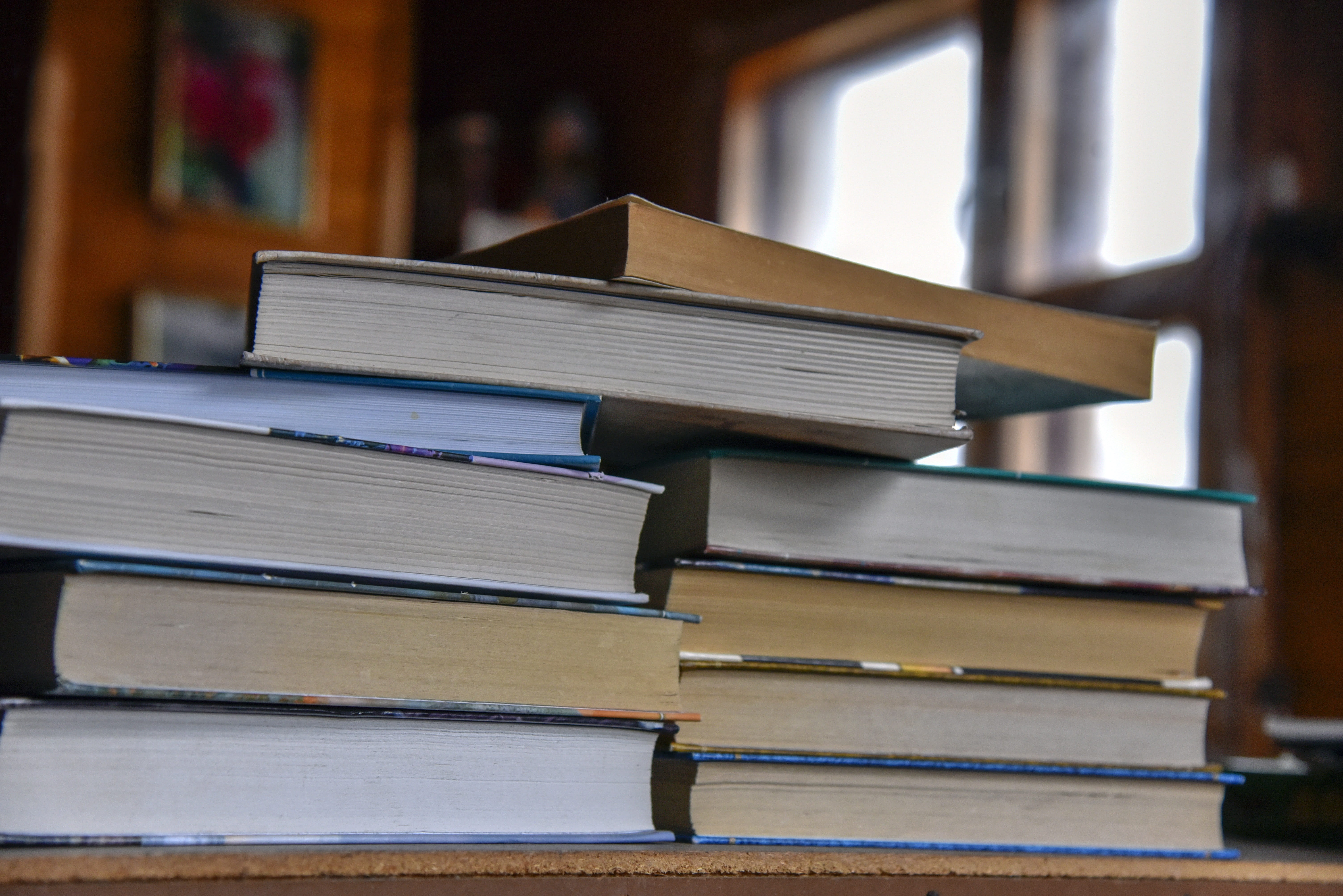 Более ста книг. Более ста книг. Промышленная. Национальная библиотека ингушетии. Люди в библиотеке.