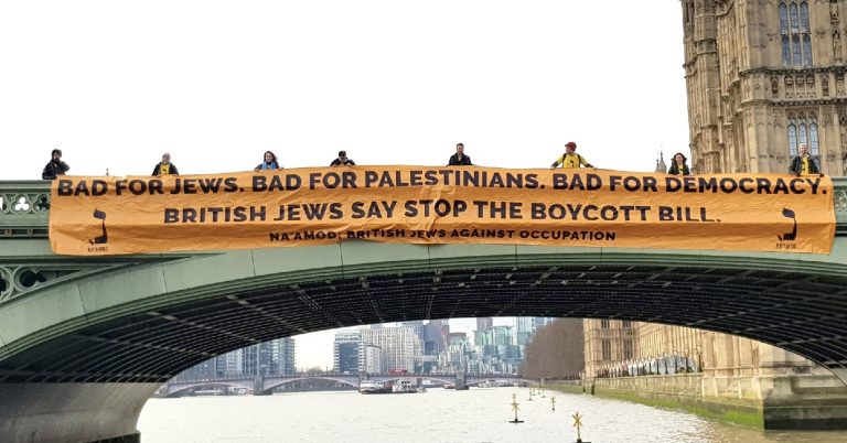 Na'amod activists dropping a banner on Westminster Bridge