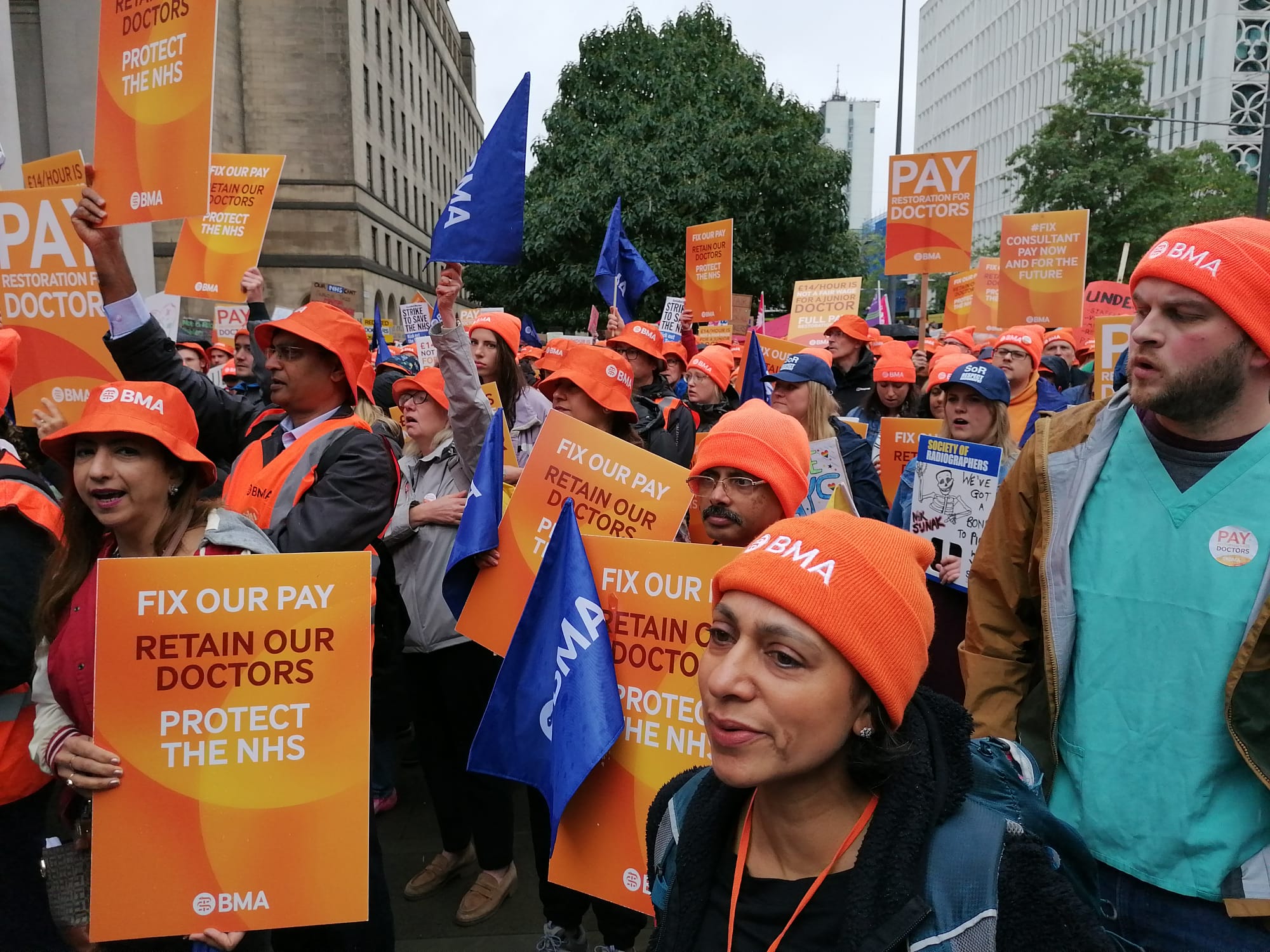 Thousands of doctors protest Tory Party conference over pay - Vimarsana News