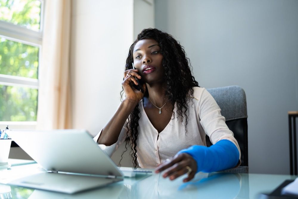 A photo of a woman with a broken arm