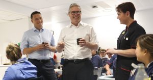 Keir Starmer and Wes Streeting visiting a hospital